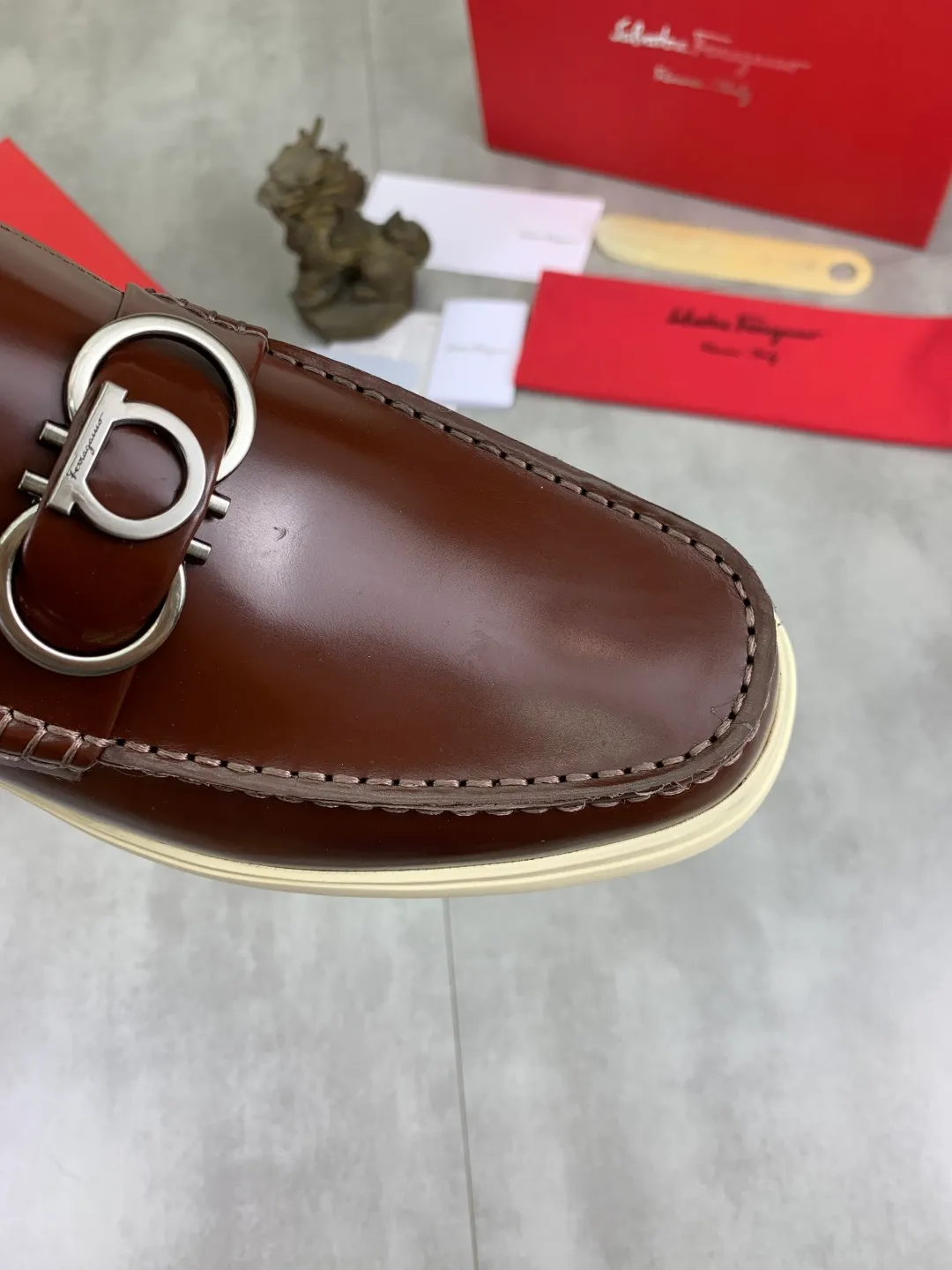 Men's Men's Shoes 💰P580💰[New Style] Water-dyed Niuli 🆘[Salvatore Ferragamo] Ferragamo's latest casual business leather shoes for men! Listed simultaneously! The fabric is made of specially imported original open-edge beaded calfskin, and the interior is made of imported water-dyed cowhide. It is absolutely luxurious and leads the fashion trend. Matching code: 38-44 (45 and 46 can be customized) Black, brown and burgundy colors available